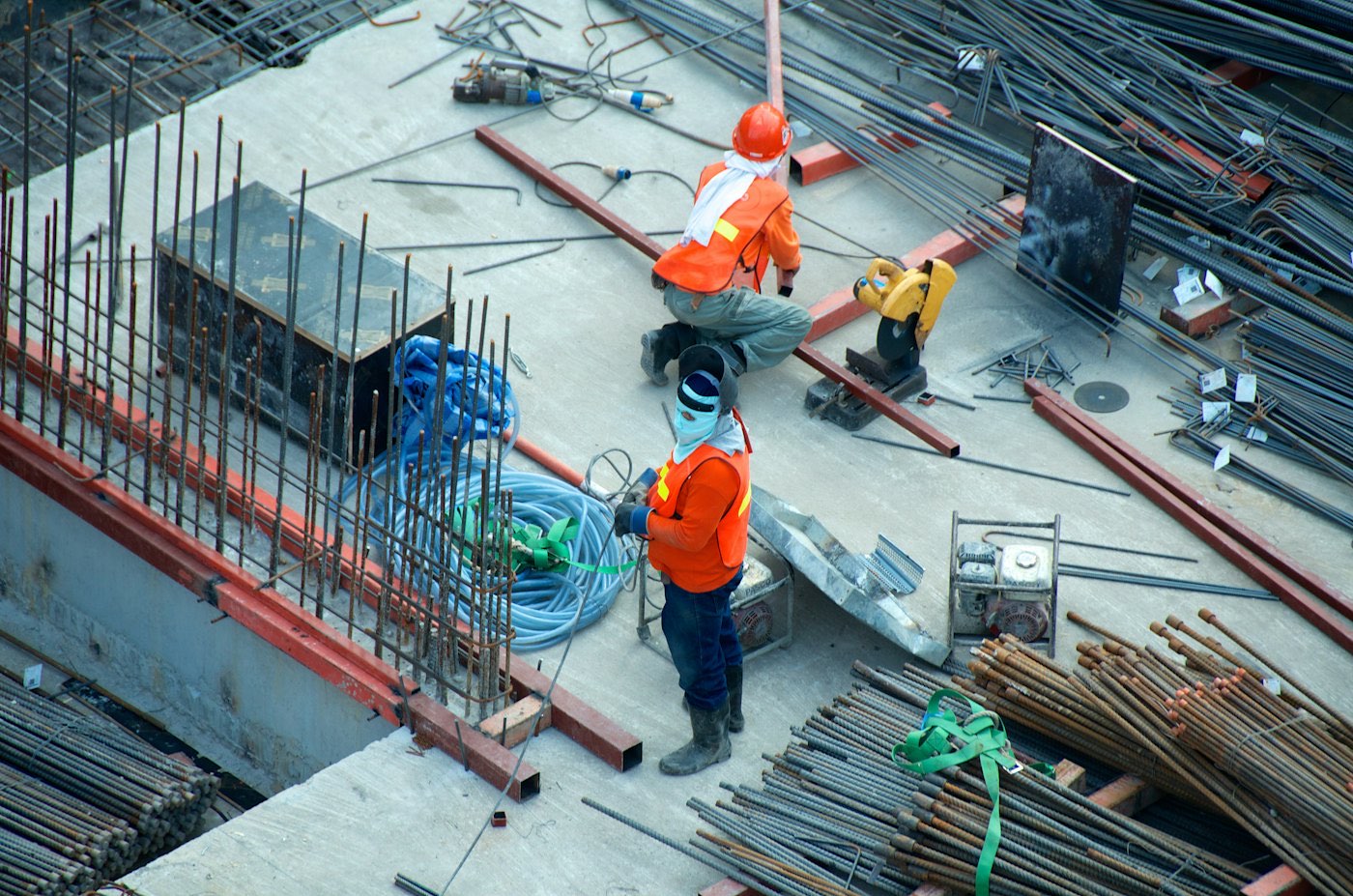 Operai con elmetto al lavoro su un solaio in costruzione